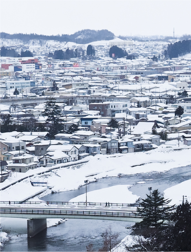 冬の雪が積もった秋田県の町風景