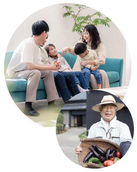 親子兄弟4人家族がソファでくつろいでいる / 農家のお爺さんが笑顔で立っている